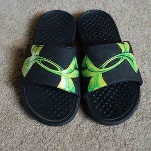 Under armor boys slides size 2
